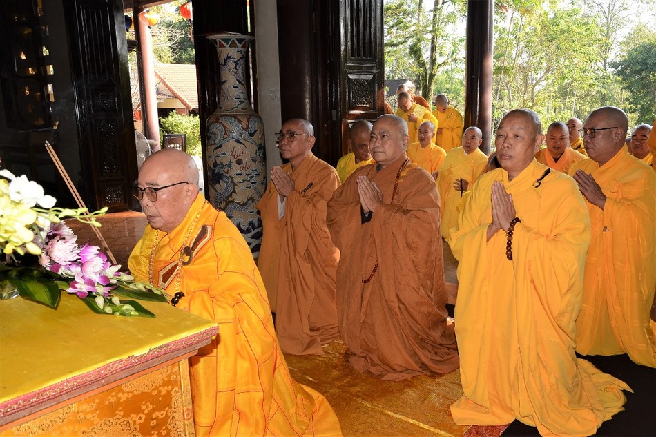 Chư tôn giáo phẩm thắp hương tưởng niệm Chư tôn giáo phẩm thắp hương tưởng niệm