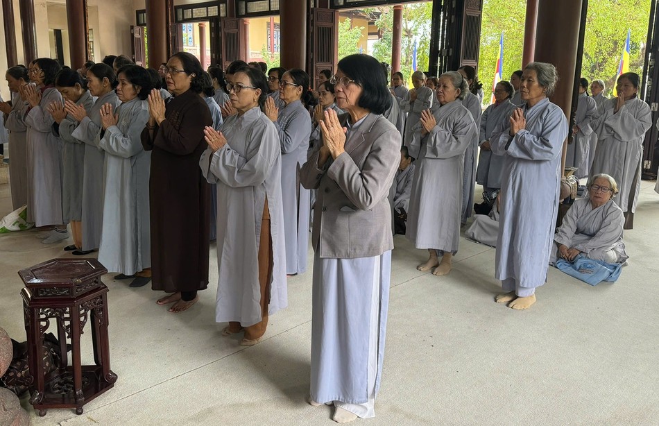 Phật tử tham dự lễ Phật tử tham dự lễ