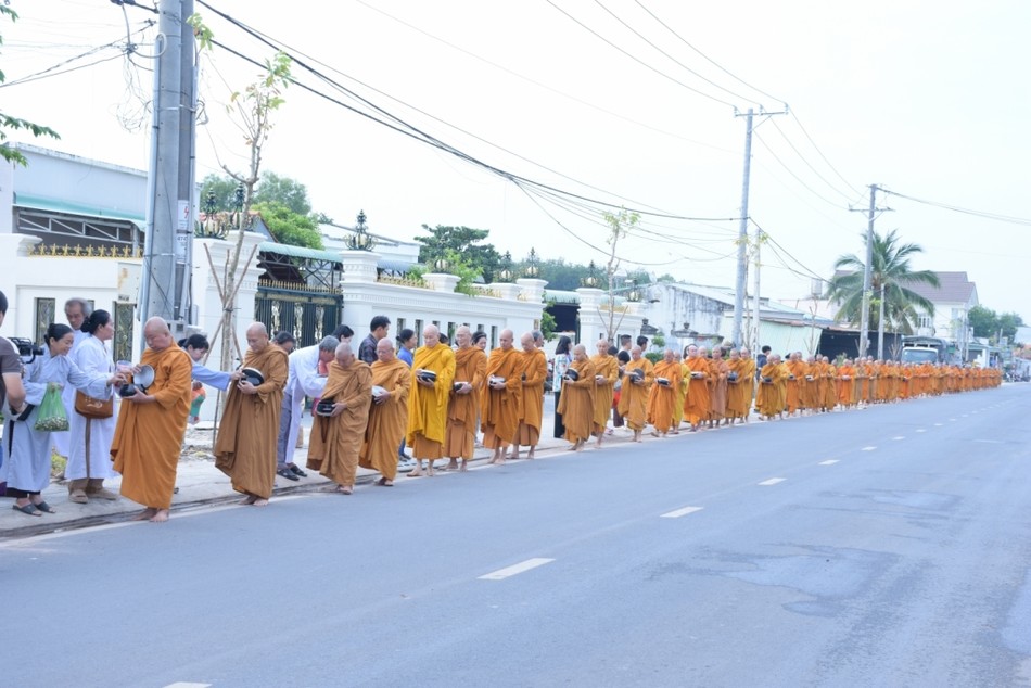 Chư Tăng trì bình khất thực