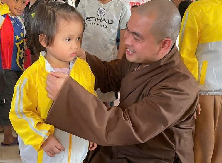 Chư tăng chùa Báo Ân trao áo ấm đến các em nhỏ Chư tăng chùa Báo Ân trao áo ấm đến các em nhỏ