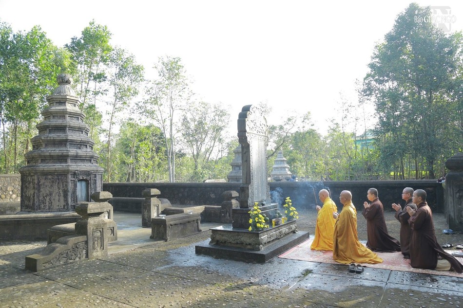 Dâng hương tưởng niệm tại bảo tháp Tổ sư Tâm Khoan Dâng hương tưởng niệm tại bảo tháp Tổ sư Tâm Khoan