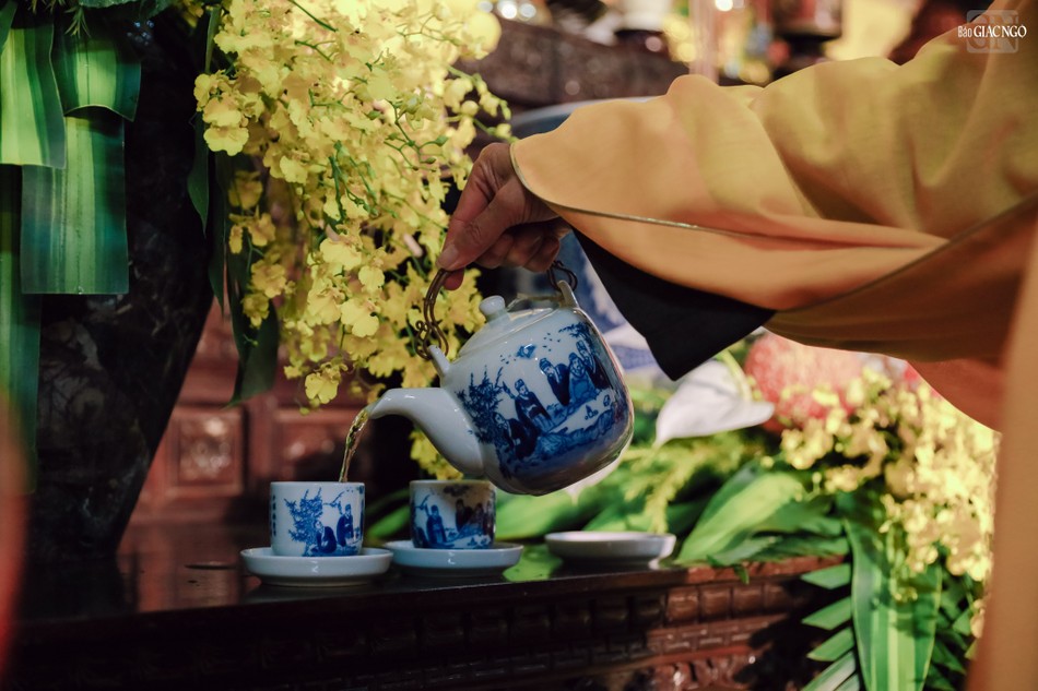 Dâng trà cúng dường Tổ sư