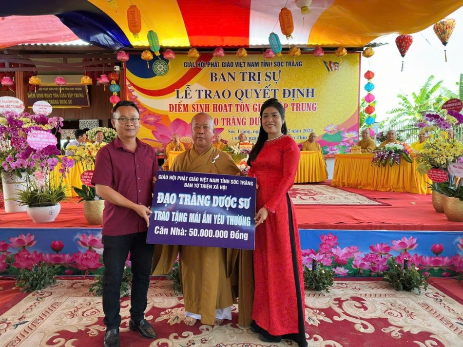 Đạo tràng Dược Sư trao tặng 50 triệu đồng hỗ trợ xây nhà "Mái ấm yêu thương" Đạo tràng Dược Sư trao tặng 50 triệu đồng hỗ trợ xây nhà "Mái ấm yêu thương"