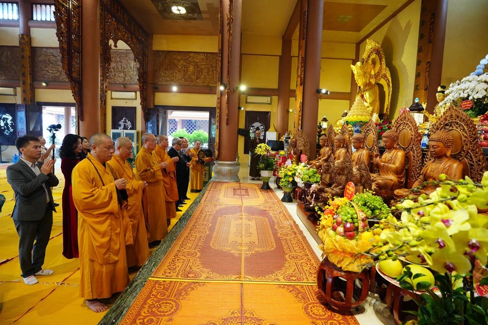 Chư tôn đức cùng quý đại biểu niêm hương, lễ Phật