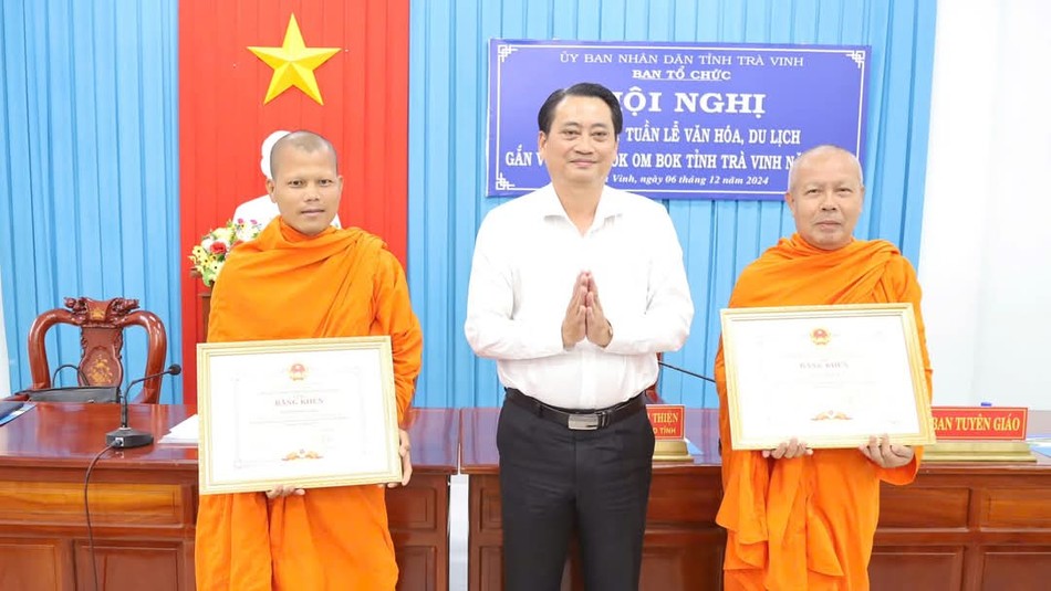 Trao Bằng khen cho tập thể đạt thành tích xuất sắc khi tham gia Hội thi diễu hành, thả hoa đăng tại Lễ hội Ok Om Bok Trao Bằng khen cho tập thể đạt thành tích xuất sắc khi tham gia Hội thi diễu hành, thả hoa đăng tại Lễ hội Ok Om Bok