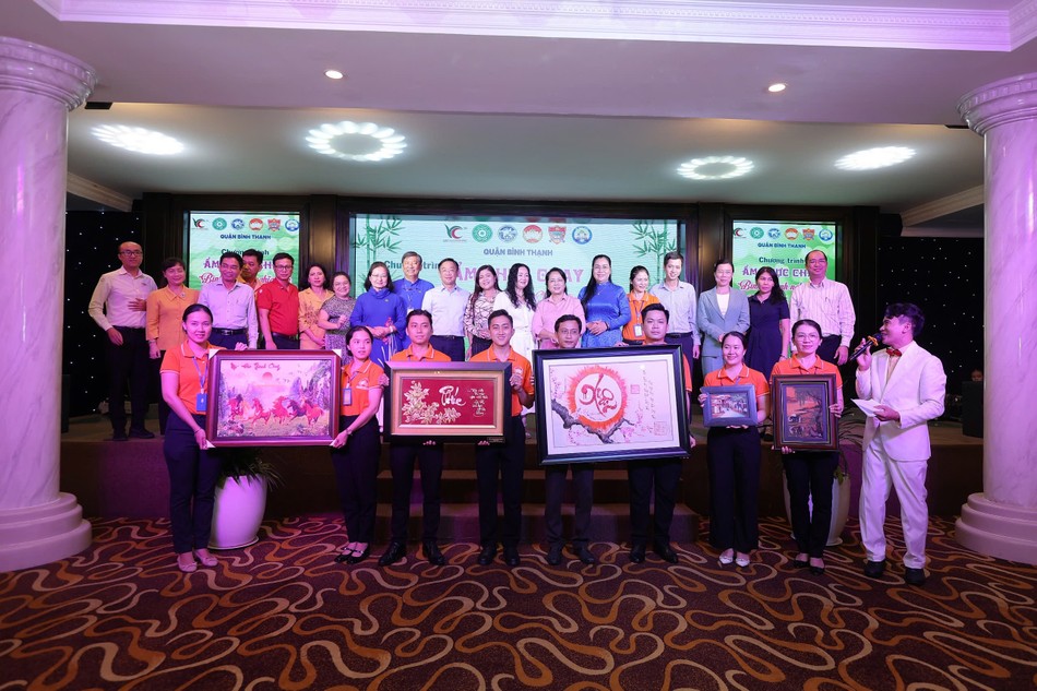 Chương trình còn tổ chức đấu giá các bức tranh để gây quỹ Chương trình còn tổ chức đấu giá các bức tranh để gây quỹ