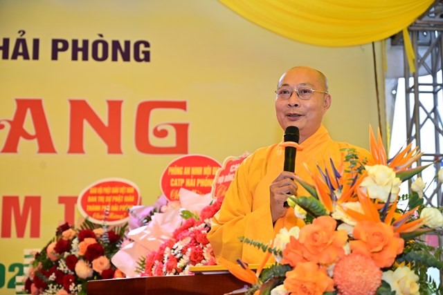 Thượng tọa Thích Tục Minh thay mặt Ban Thường trực Ban Trị sự GHPGVN TP.Hải Phòng công bố quyết định bổ nhiệm trụ trì chùa Linh Quang