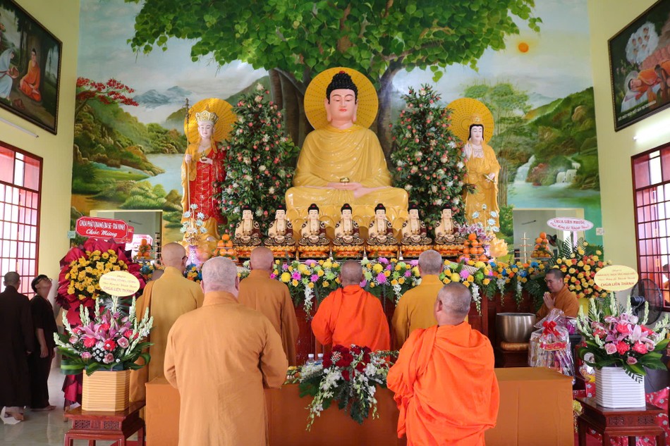 Chư tôn đức giáo phẩm niêm hương bạch Phật Chư tôn đức giáo phẩm niêm hương bạch Phật