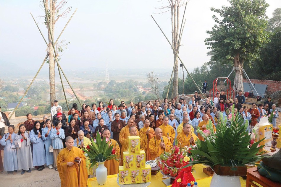 Chư tôn đức niêm hương bạch Phật, cử hành khóa lễ cầu nguyện Chư tôn đức niêm hương bạch Phật, cử hành khóa lễ cầu nguyện