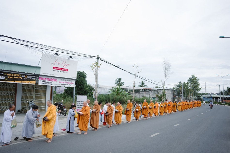 Chư hành giả khất thực hóa duyên, tái hiện nét đẹp Tăng đoàn thời Đức Phật còn tại thế Chư hành giả khất thực hóa duyên, tái hiện nét đẹp Tăng đoàn thời Đức Phật còn tại thế