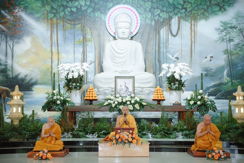 Trưởng lão Hòa thượng Thích Giác Dũng ban đạo từ Trưởng lão Hòa thượng Thích Giác Dũng ban đạo từ