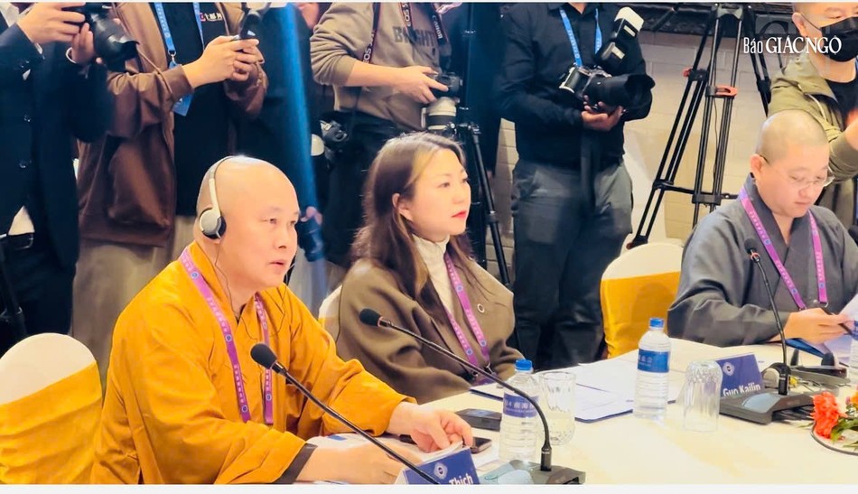 Thượng tọa Thích Giác Hiệp phát biểu tại Diễn đàn Thanh niên Thượng tọa Thích Giác Hiệp phát biểu tại Diễn đàn Thanh niên