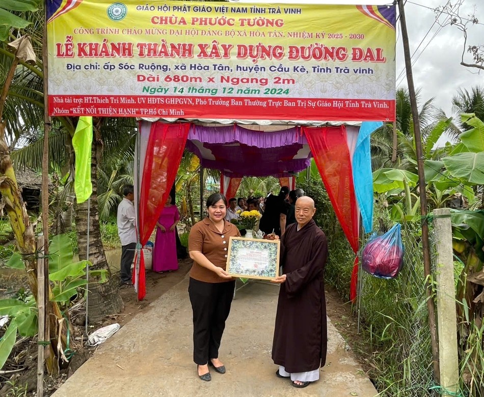 Lãnh đạo xã Hòa Tân trao tặng Giấy khen đến Hòa thượng Thích Trí Minh, trụ trì chùa Phước Tường Lãnh đạo xã Hòa Tân trao tặng Giấy khen đến Hòa thượng Thích Trí Minh, trụ trì chùa Phước Tường
