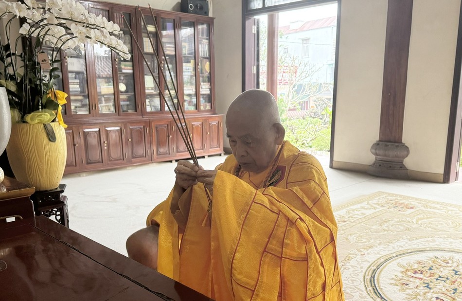Trưởng lão Hòa thượng Thích Đức Thanh dâng hương tưởng niệm Trưởng lão Hòa thượng Thích Đức Thanh dâng hương tưởng niệm