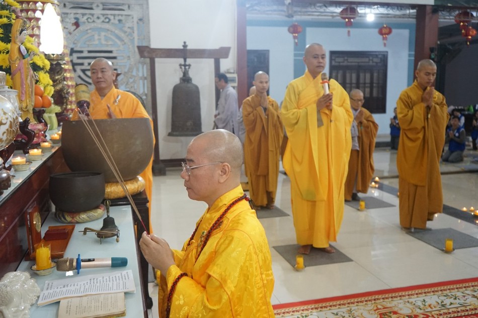 Thượng tọa Thích Thông Đạo niêm hương bạch Phật Thượng tọa Thích Thông Đạo niêm hương bạch Phật