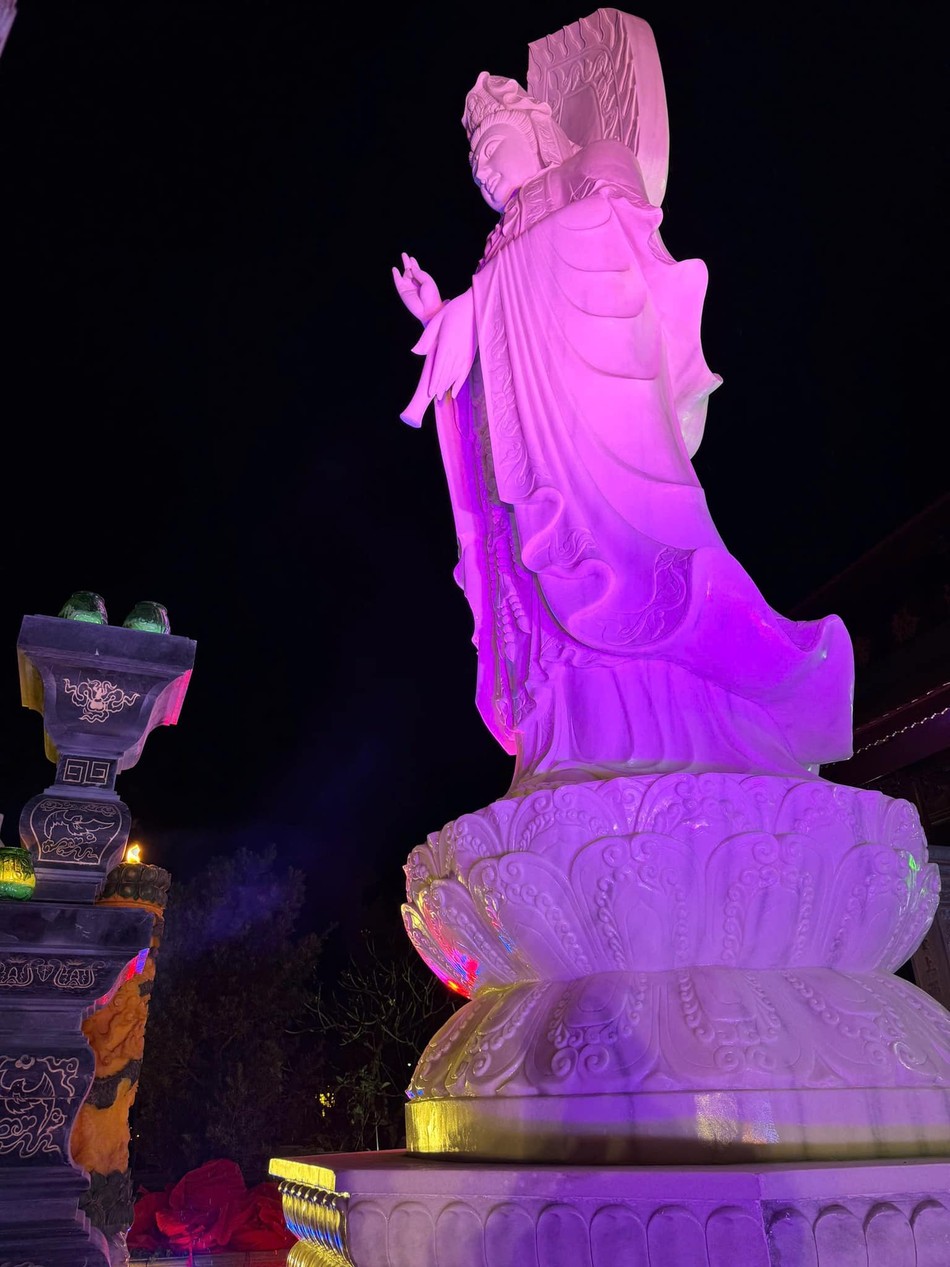 Tôn tượng Bồ-tát Quán Thế Âm có chiều 7,2m, nặng 28 tấn Tôn tượng Bồ-tát Quán Thế Âm có chiều 7,2m, nặng 28 tấn