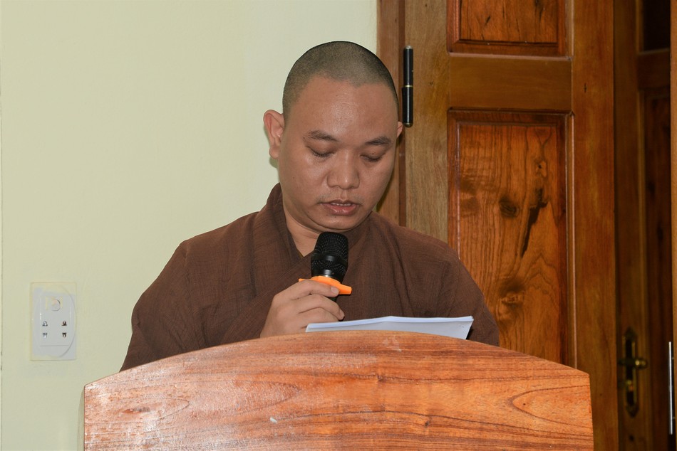 Đại đức Thích Từ Nghiêm đọc báo cáo tổng kết Đại đức Thích Từ Nghiêm đọc báo cáo tổng kết