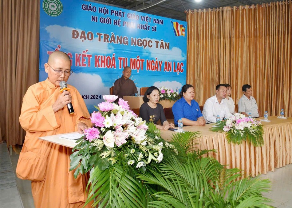 Sư cô Thích nữ Hương Liên báo cáo tổng kết hoạt động Phật sự năm 2024 của đạo tràng Ngọc Tân. Sư cô Thích nữ Hương Liên báo cáo tổng kết hoạt động Phật sự năm 2024 của đạo tràng Ngọc Tân.