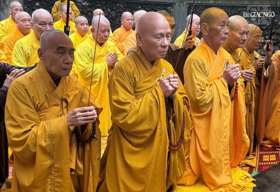 Chư tôn giáo phẩm dâng hương tưởng niệm Chư tôn giáo phẩm dâng hương tưởng niệm
