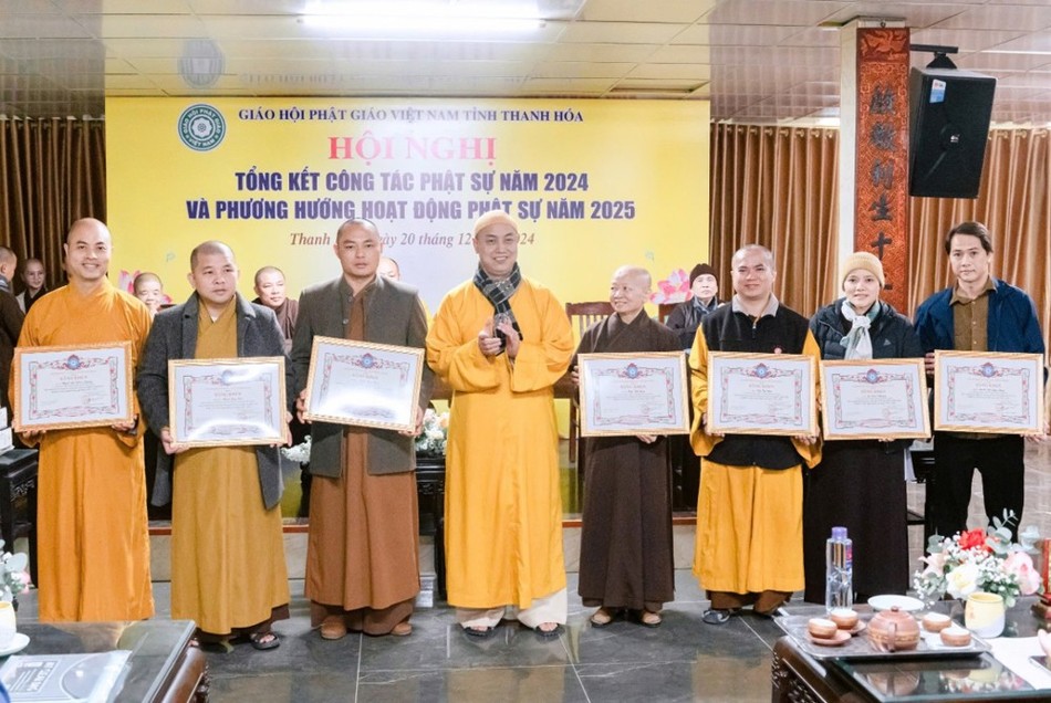 Trao Bằng khen đến tập thể, cá nhân đạt thành tích xuất sắc Trao Bằng khen đến tập thể, cá nhân đạt thành tích xuất sắc