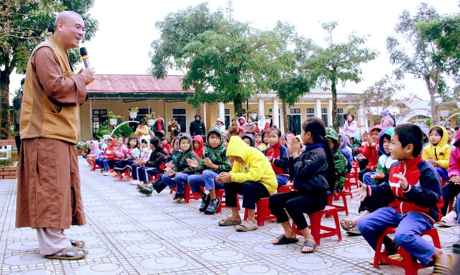 Đại đức Thích Nguyên Mãn chia sẻ, động viên các em Đại đức Thích Nguyên Mãn chia sẻ, động viên các em