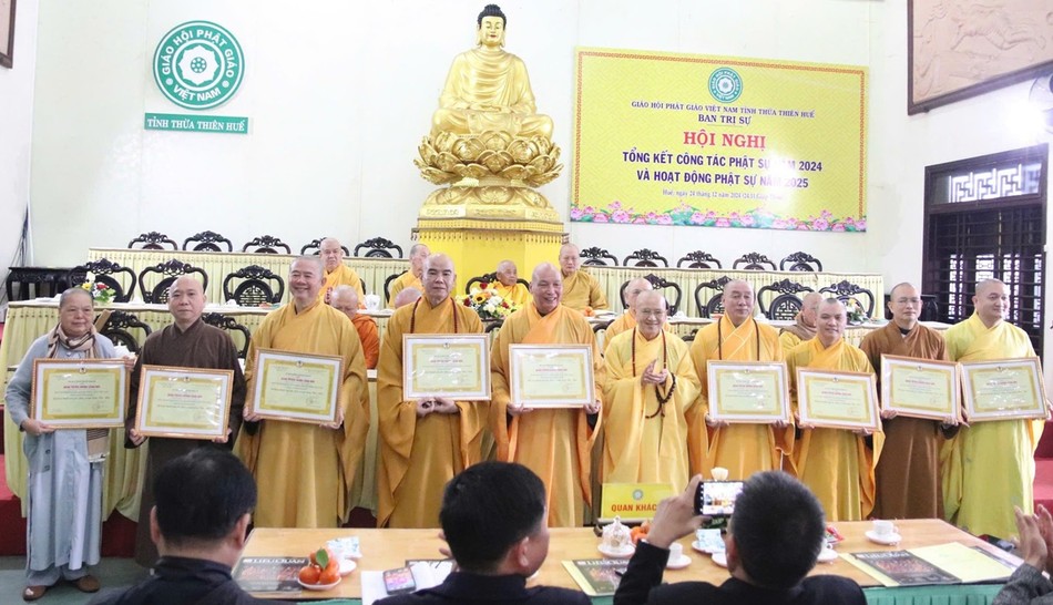 Các tập thể, cá nhân nhận Bằng tuyên dương công đức Các tập thể, cá nhân nhận Bằng tuyên dương công đức