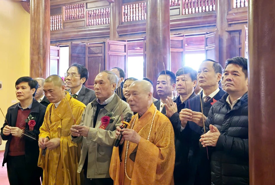 Dâng hương tại chánh điện chùa