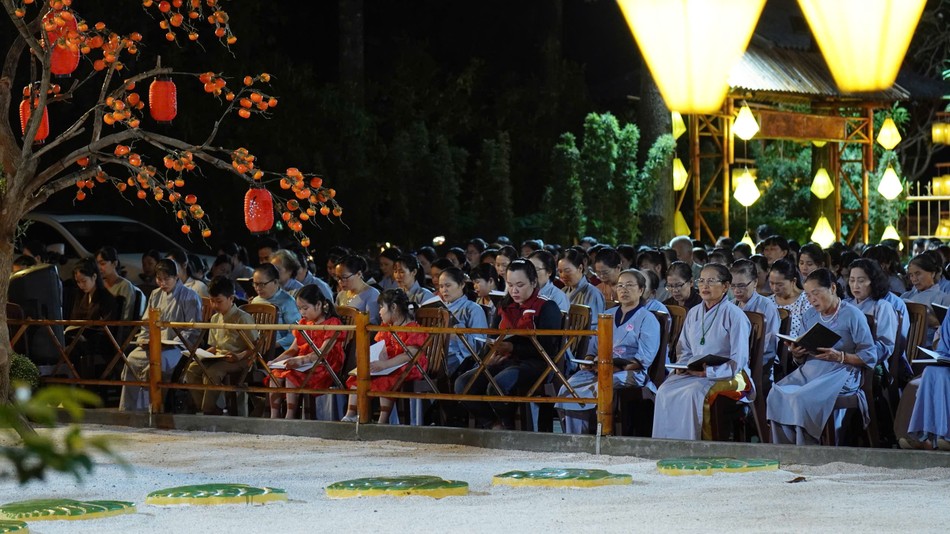 Hơn 1.000 Phật tử tham dự đêm giao thừa đón năm mới 2025 tại chùa Pháp Bảo Hơn 1.000 Phật tử tham dự đêm giao thừa đón năm mới 2025 tại chùa Pháp Bảo