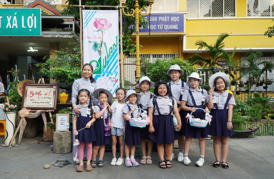 Em nuôi dưỡng yêu thương nơi cửa thiền Em nuôi dưỡng yêu thương nơi cửa thiền