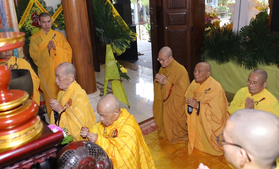 Chư tôn Trưởng lão Hòa thượng niêm hương cầu nguyện Chư tôn Trưởng lão Hòa thượng niêm hương cầu nguyện