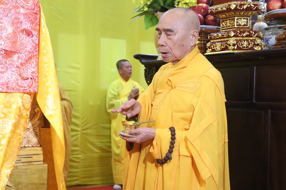 Trưởng lão Hòa thượng Thích Quang Nhuận cử hành nghi thức sái tịnh kim quan Trưởng lão Hòa thượng Thích Quang Nhuận cử hành nghi thức sái tịnh kim quan