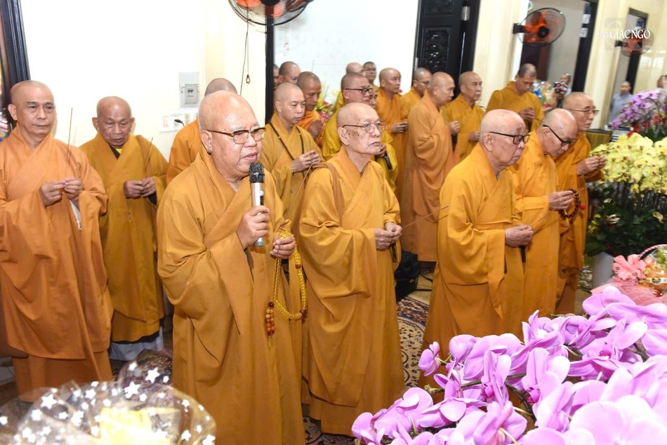 Chư tôn giáo phẩm thắp hương tưởng niệm cố Ni trưởng Thích nữ Như Đức Chư tôn giáo phẩm thắp hương tưởng niệm cố Ni trưởng Thích nữ Như Đức