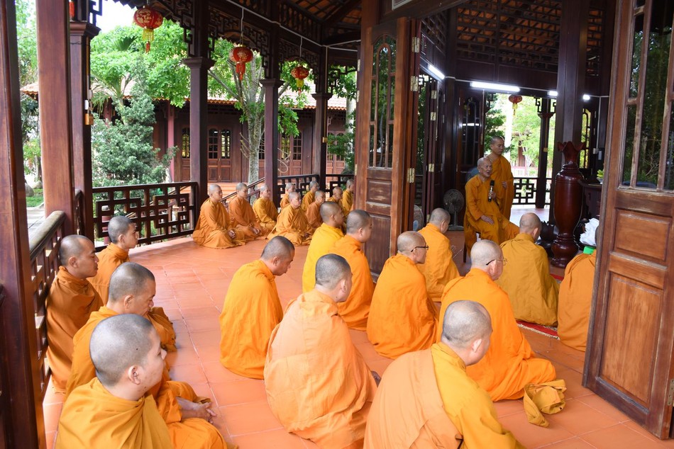 Trưởng lão Hòa thượng Thích Giác Giới sách tấn chư hành giả