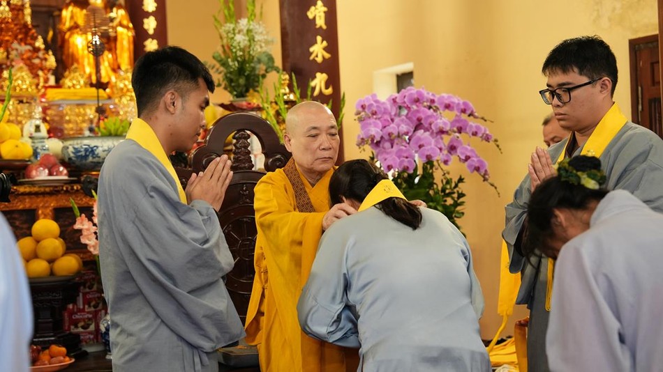 Hòa thượng Thích Bảo Nghiêm trao pháp y cho các Phật tử đăng ký thọ y Hòa thượng Thích Bảo Nghiêm trao pháp y cho các Phật tử đăng ký thọ y