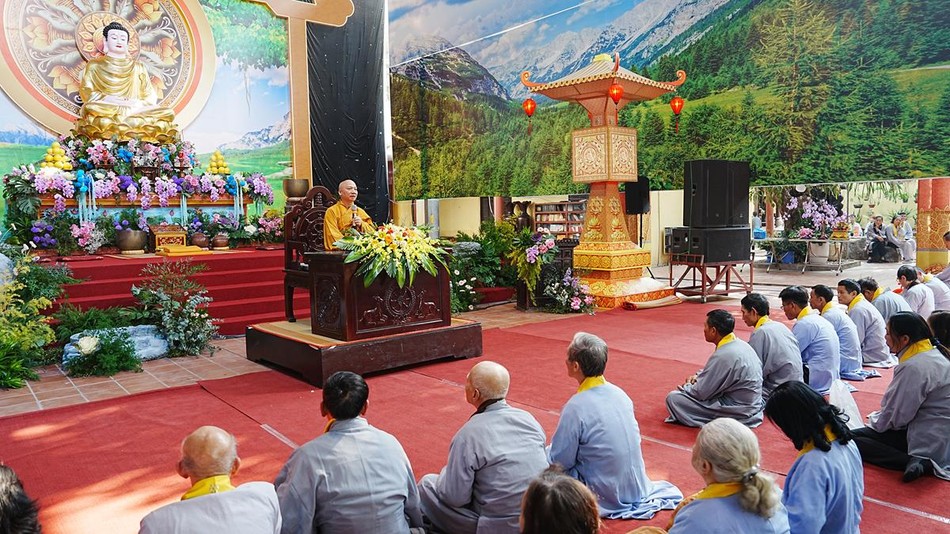 Thượng tọa Thích Chiếu Tuệ thuyết pháp Thượng tọa Thích Chiếu Tuệ thuyết pháp