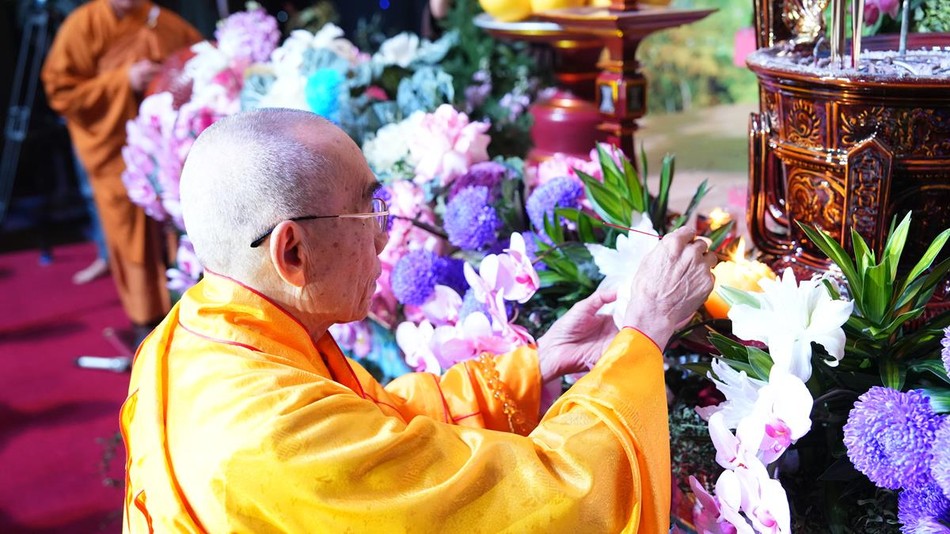 Trưởng lão Hòa thượng Thích Quang Nhuận đón nhận ánh sáng trí tuệ từ bàn Phật