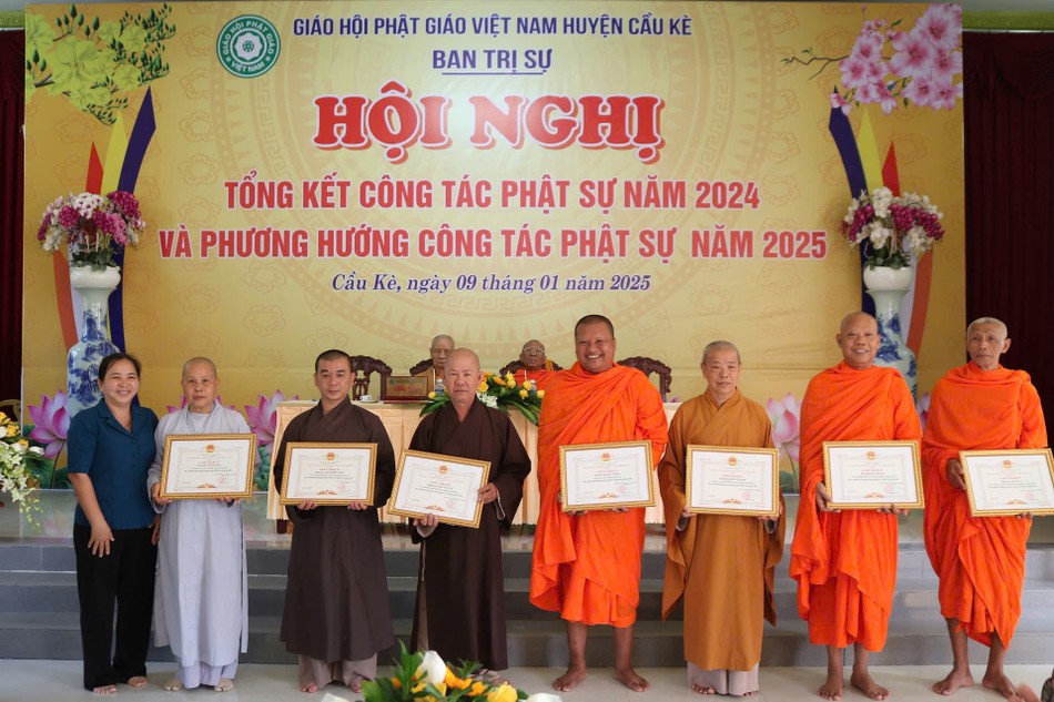 Bà Nguyễn Thị Nhiền trao tặng Giấy khen của Chủ tịch HĐND huyện đến chư tôn đức Bà Nguyễn Thị Nhiền trao tặng Giấy khen của Chủ tịch HĐND huyện đến chư tôn đức