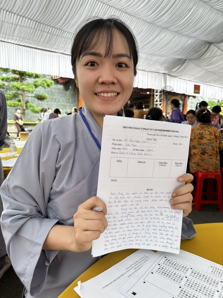 Khoảnh khắc hạnh phúc của Phật tử Ngọc Lam khi hoàn thành bài thi - Ảnh: Hạnh Ý Khoảnh khắc hạnh phúc của Phật tử Ngọc Lam khi hoàn thành bài thi - Ảnh: Hạnh Ý