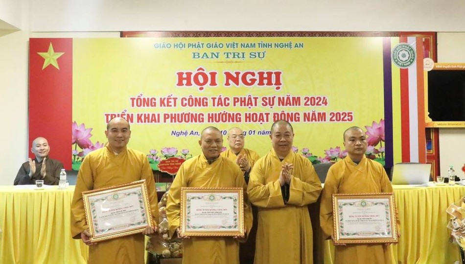 Hòa thượng Thích Thọ Lạc trao Bằng tuyên dương công đức Hòa thượng Thích Thọ Lạc trao Bằng tuyên dương công đức