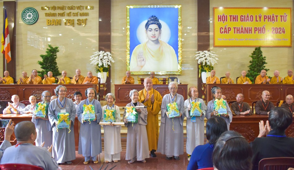 Hòa thượng Thích Lệ Trang, Trưởng ban Trị sự GHPGVN TP.HCM tặng quà khích lệ đến Phật tử - Ảnh: Quảng Đạo Hòa thượng Thích Lệ Trang, Trưởng ban Trị sự GHPGVN TP.HCM tặng quà khích lệ đến Phật tử - Ảnh: Quảng Đạo