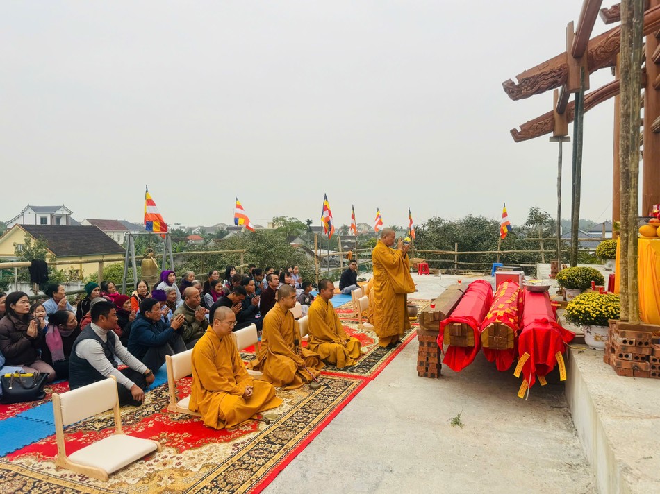 Chư tôn đức cử hành nghi thức sái tịnh cầu nguyện Chư tôn đức cử hành nghi thức sái tịnh cầu nguyện