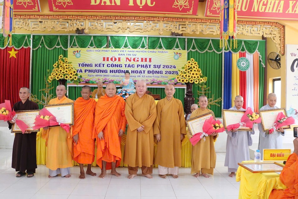 Trao Giáo chỉ tấn phong giáo phẩm của Ban Thường trực Hội đồng Chứng minh đến chư tôn đức Tăng Ni Trao Giáo chỉ tấn phong giáo phẩm của Ban Thường trực Hội đồng Chứng minh đến chư tôn đức Tăng Ni