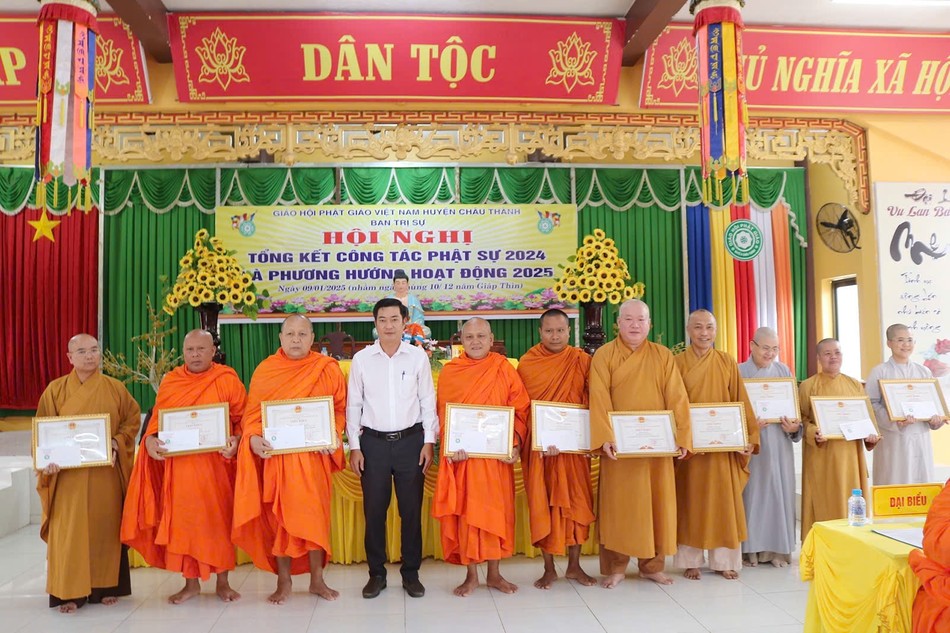 Ông Thái Thanh Phong trao tặng Giấy khen của Chủ tịch HĐND huyện đến các tập thể Ông Thái Thanh Phong trao tặng Giấy khen của Chủ tịch HĐND huyện đến các tập thể