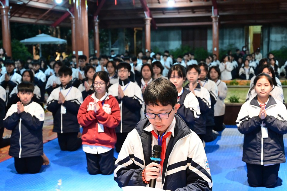 Đại diện các tu sinh dâng lời cảm niệm Đại diện các tu sinh dâng lời cảm niệm