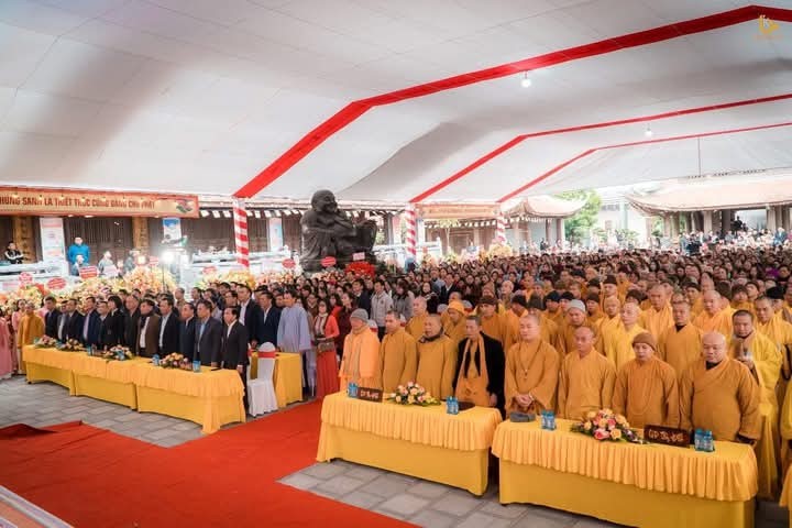 Chư tôn đức, đại biểu, Phật tử tham dự lễ