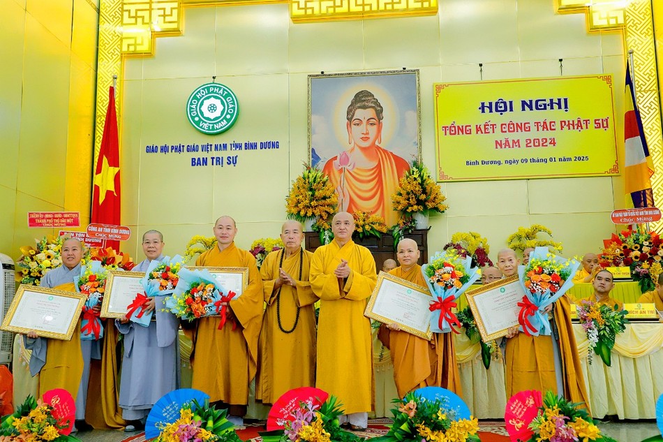 Trao Giáo chỉ tấn phong giáo phẩm đến chư tôn đức Tăng Ni