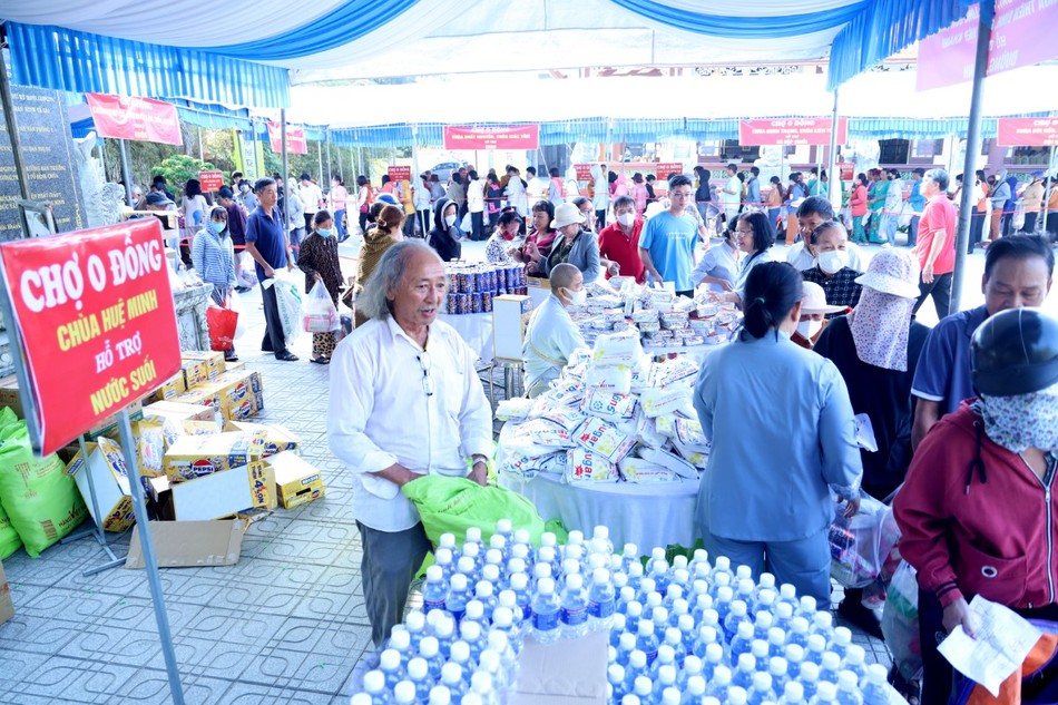 Gần 30 gian hàng khác nhau phục vụ 1.000 bà con Phật tử có hoàn cảnh khó khăn trên địa bàn tỉnh Bình Dương Gần 30 gian hàng khác nhau phục vụ 1.000 bà con Phật tử có hoàn cảnh khó khăn trên địa bàn tỉnh Bình Dương