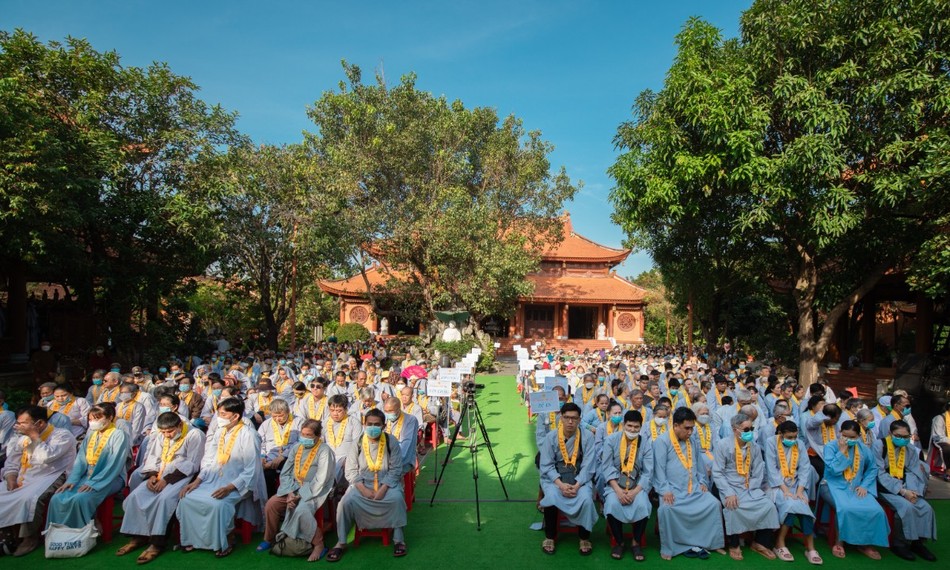 Người khiếm thị, có hoàn cảnh khó khăn đến nhận quà tại chùa Thiên Quang