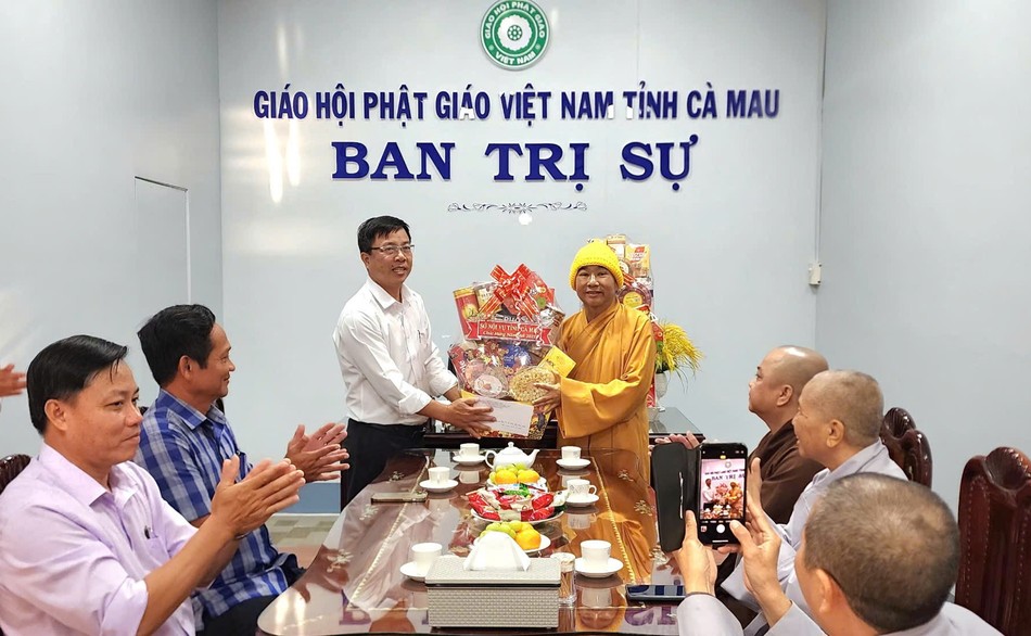 Thượng tọa Thích Phước Lợi nhận quà chúc Tết của Ban Tôn giáo - Sở Nội vụ tỉnh Thượng tọa Thích Phước Lợi nhận quà chúc Tết của Ban Tôn giáo - Sở Nội vụ tỉnh