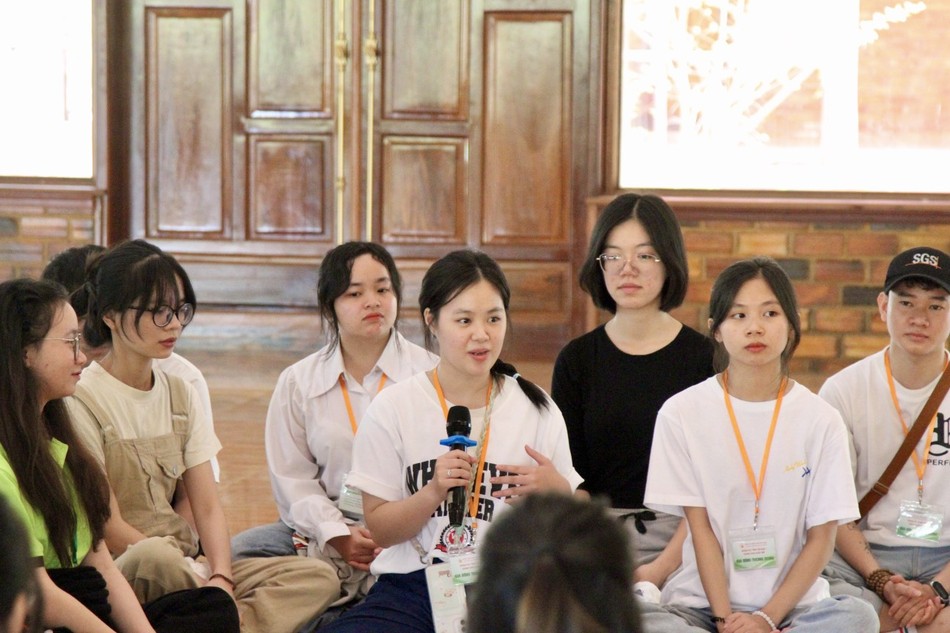 Khóa sinh đặt câu hỏi và được quý Sư tham vấn cặn kẽ Khóa sinh đặt câu hỏi và được quý Sư tham vấn cặn kẽ